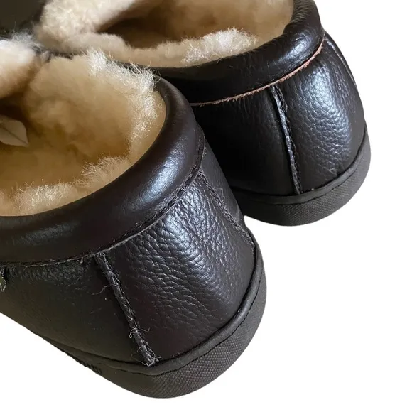 BEARPAW Men’s Chocolate Leather Sheepskin Indoor Outdoor Slip-On NWOT Si…