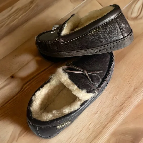 BEARPAW Men’s Chocolate Leather Sheepskin Indoor Outdoor Slip-On NWOT Si…