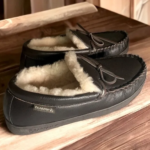 BEARPAW Men’s Chocolate Leather Sheepskin Indoor Outdoor Slip-On NWOT Si…
