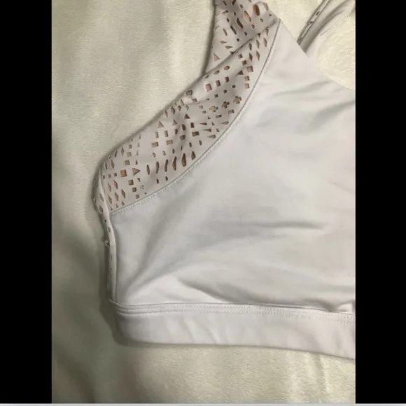 NEW $64 Alo Patina Laser‎ Cut Sports Bra White